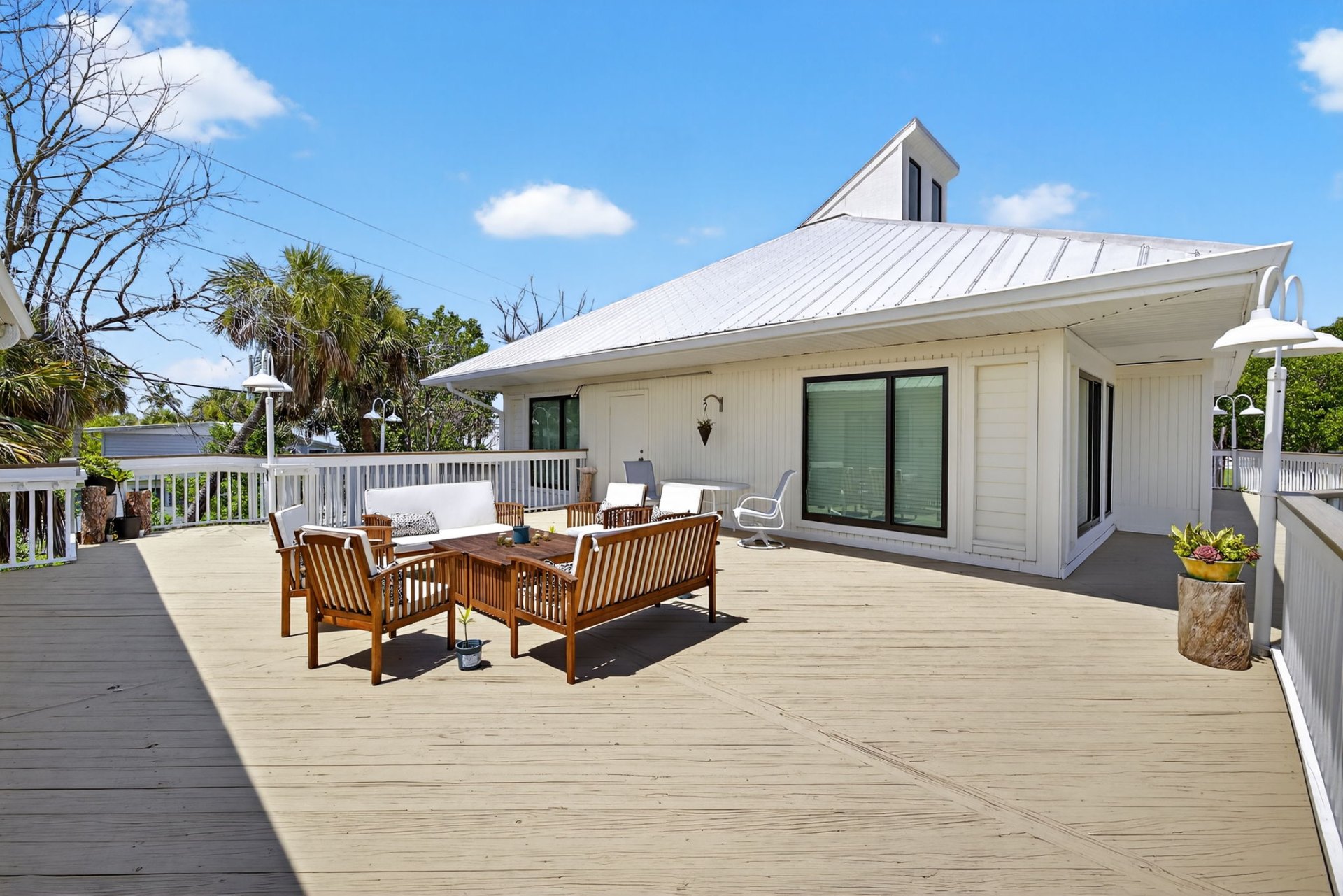Outdoor lanai & deck
